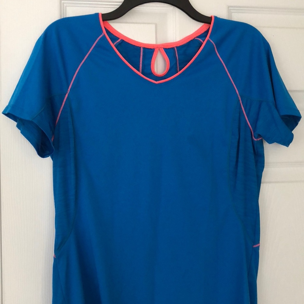 Danskin semi fitted Tee Shirt